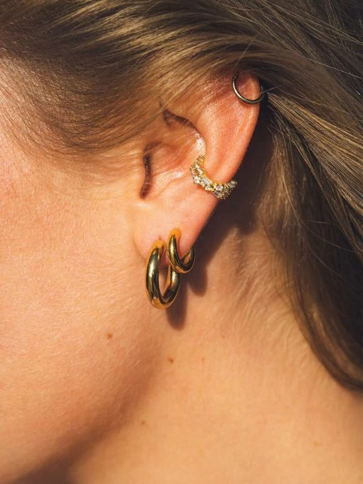 SMOOTH HOOP SMALL OHRRINGE GOLD 4 SMOOTH HOOP SMALL OHRRINGE GOLD – Bild 2